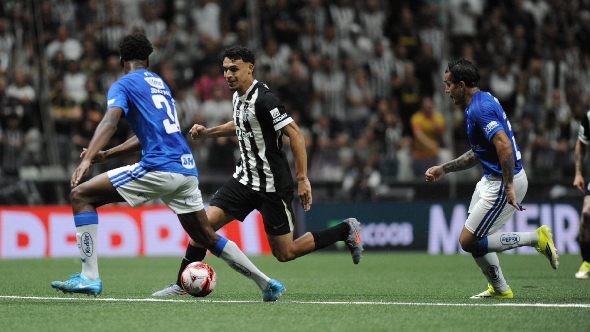Lance do clássico entre Atlético e Cruzeiro na Arena MRV (foto: Alexsandre Guzanshe/EM/DA.Press)