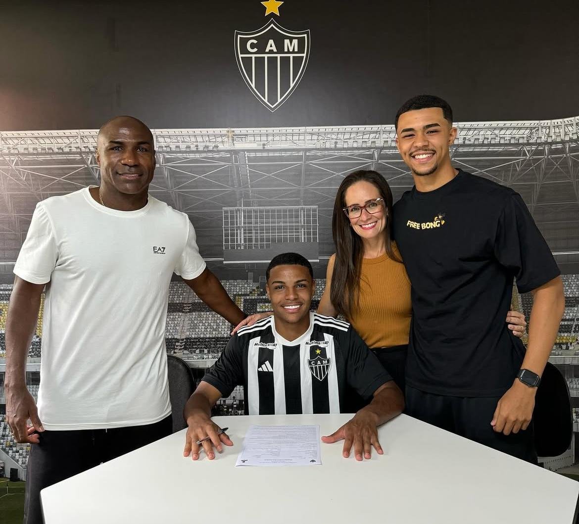 Cauã Soares vestido com a camisa listrada do Atlético, sentado com o pai de um lado e a mãe e o irmão de outro (foto: Arquivo Pessoal)