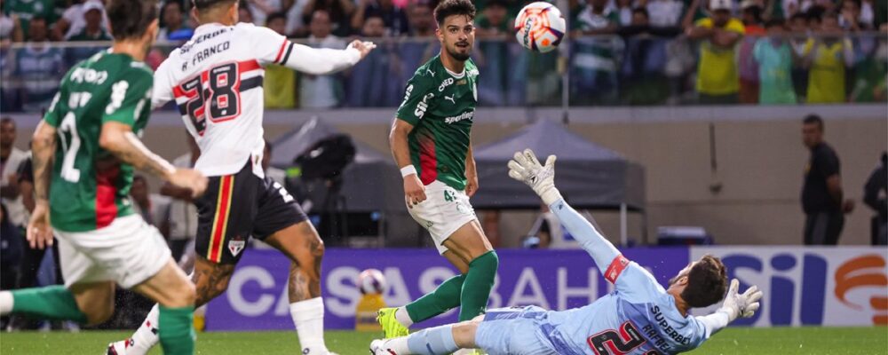 Palmeiras vence clássico no Paulistão e afunda São Paulo na crise
