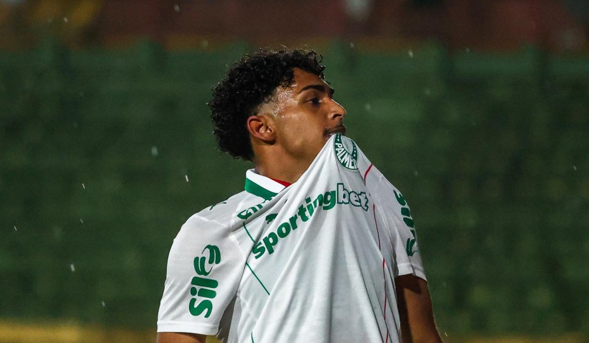 Luighi com o escudo do Palmeiras na boca (foto: Divulgação/Palmeiras)