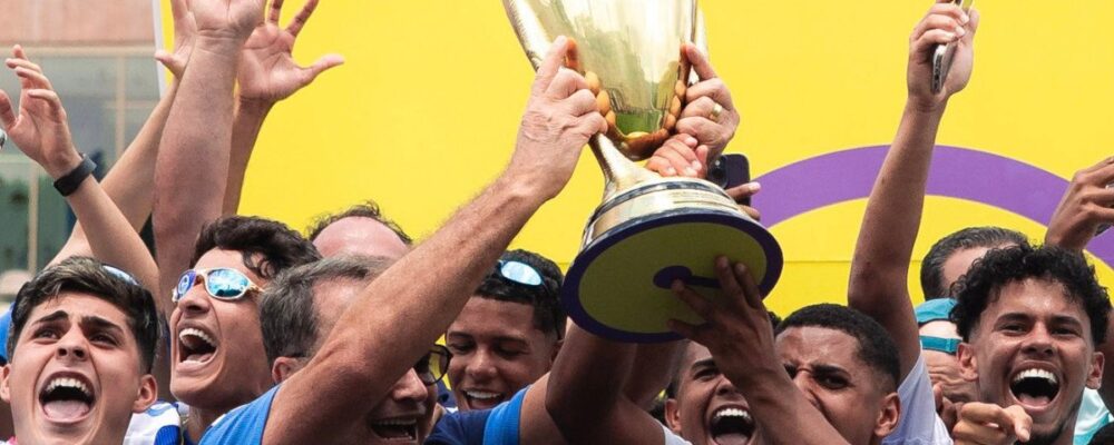 Pedrinho ergue taça com jogadores do Cruzeiro e celebra título da Copinha