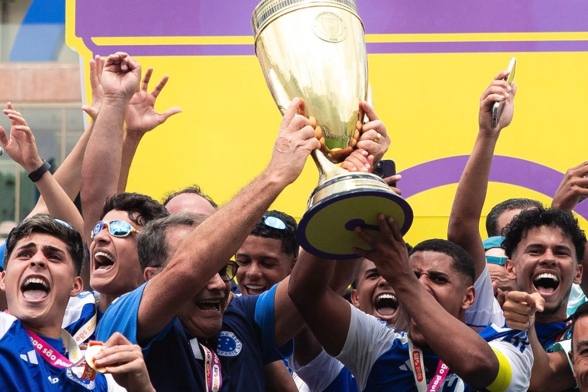 Pedro Lourenço ergue a taça da Copa São Paulo com os jogadores do Cruzeiro (foto: Marco Galvão / Cruzeiro)