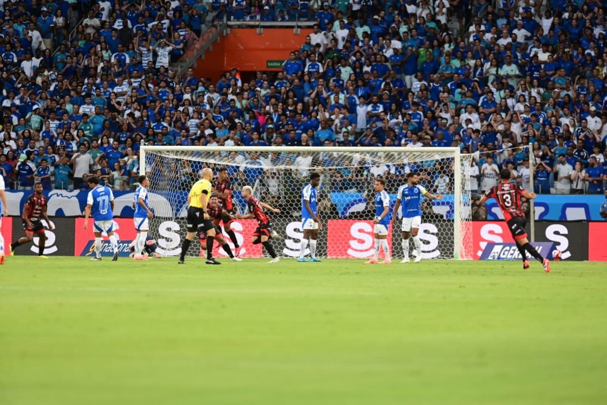 Alexandre Pena (de cabelo platinado) comemora golaço contra o Cruzeiro (foto: Leandro Couri/EM/D.A Press)