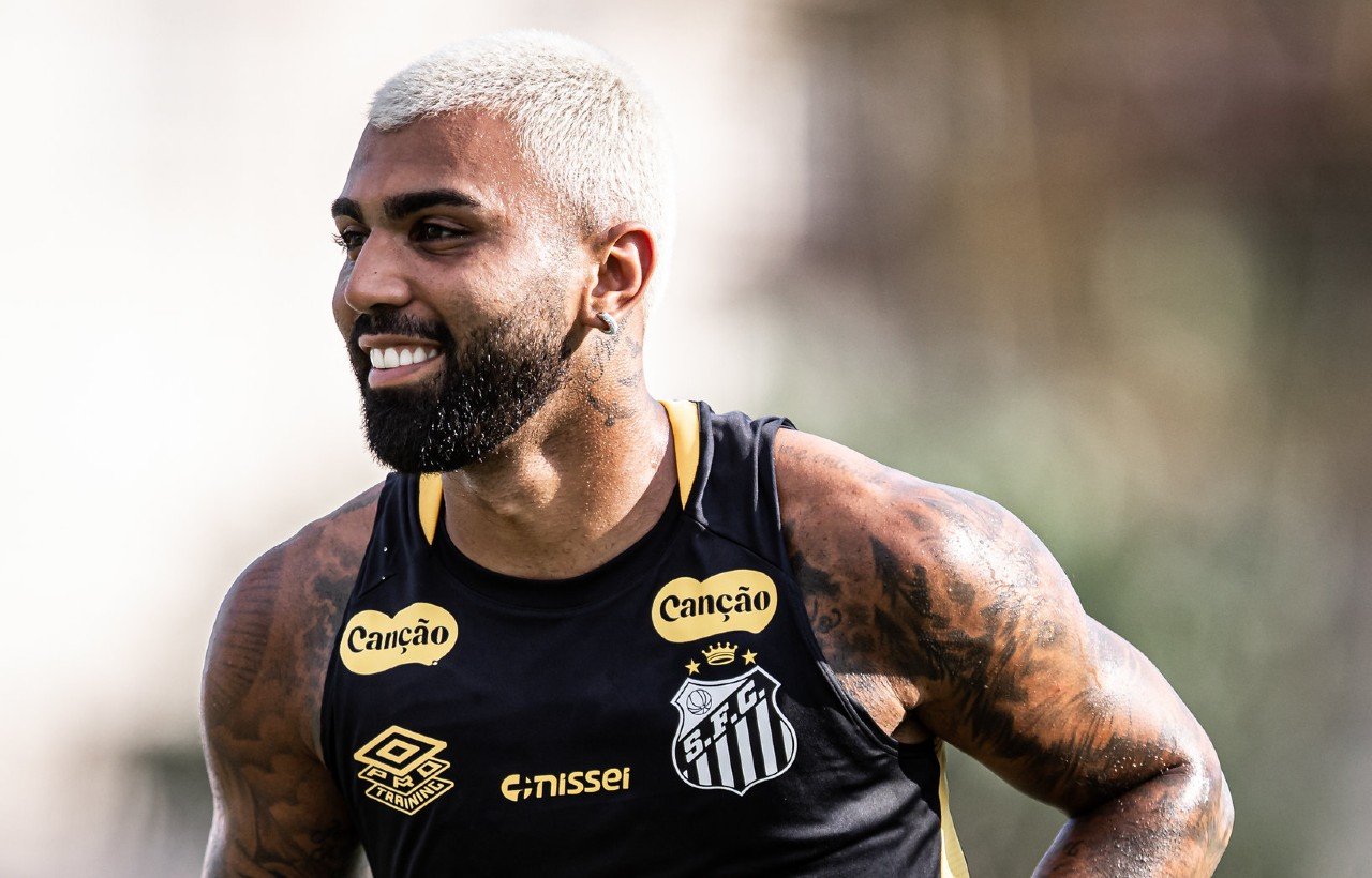 Gabigol de camisa preta do Santos olhando para o lado esquerdo e sorrindo (foto: Raul Baretta/Santos FC)