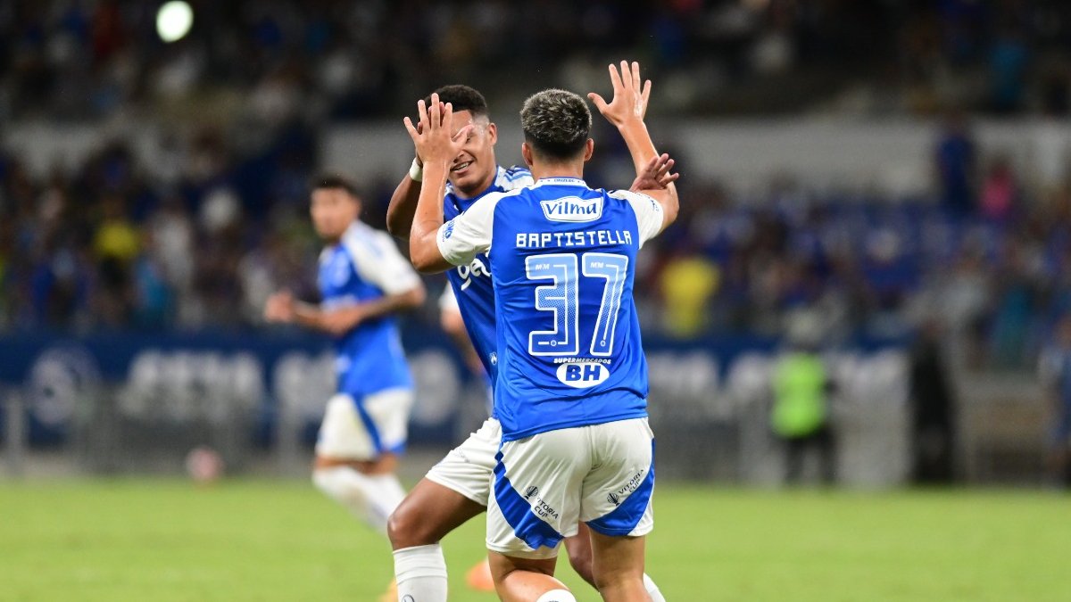 Kauã Prates e Cauã Baptistella comemoram gol pelo Cruzeiro (foto: Leandro Couri/EM/DA Press)