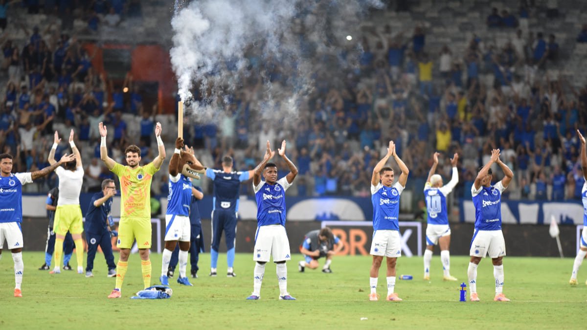 Jogadores do Cruzeiro celebram torcida no Mineirão, em Belo Horizonte (foto: Ramon Lisboa/EM/D.A. Press)
