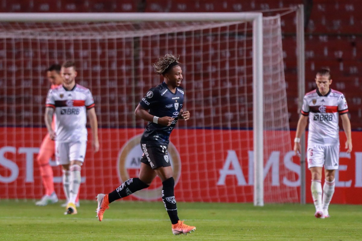 Ángelo Preciado, reforço do Atlético, comemora golaço sobre o Flamengo nos tempos de Independiente del Valle-EQU, em 2020 (foto: José Jacome/AFP)
