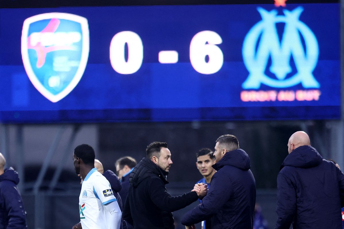 Roberto de Zerbi (à esquerda na imagem) cumprimenta homem após vitória do Olympique de Marseille na Copa da França (foto: Alex Martin/AFP)