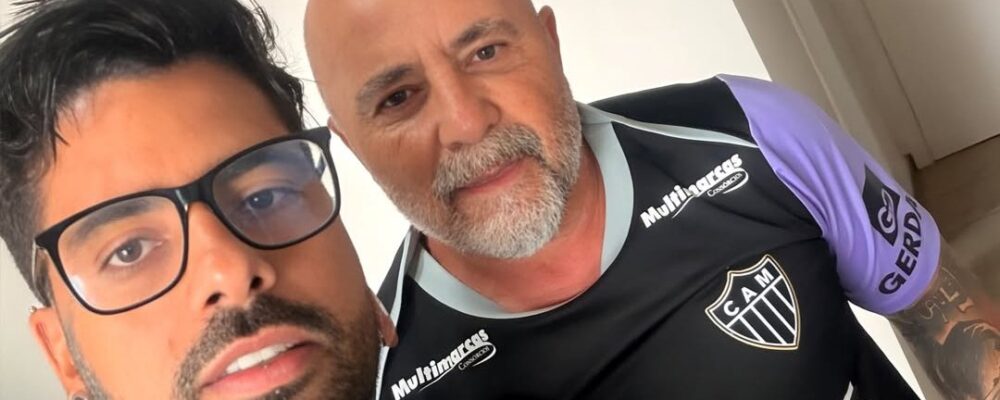 Sampaoli faz tatuagem nas costas com torcedor ilustre do Atlético