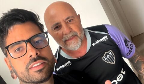 Sampaoli faz tatuagem nas costas com torcedor ilustre do Atlético