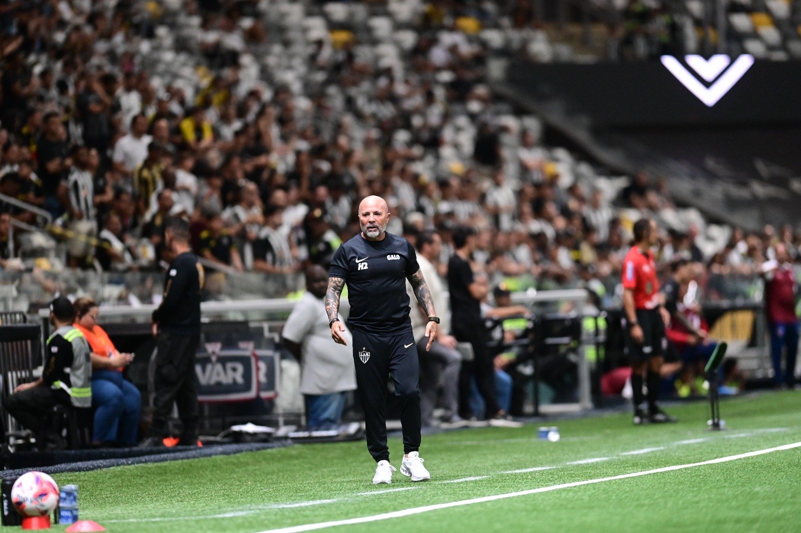 Sampaoli, técnico do Atlético, em ação na Arena MRV (foto: Leandro Couri/EM/D.A. Press)