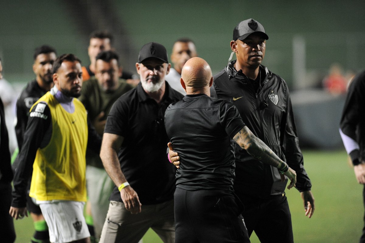 Sampaoli se envolveu em discussão com Valentim no intervalo de América x Atlético no Independência (foto: Alexandre Guzanshe/EM/D.A. Press)