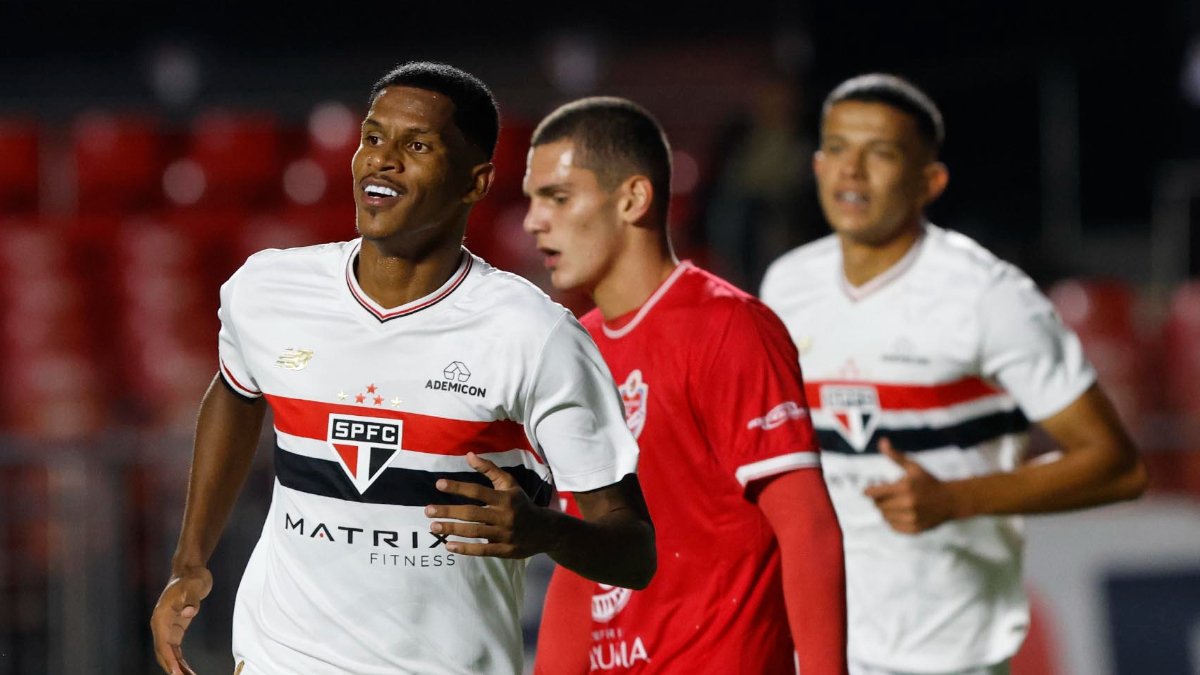 Jogador do São Paulo comemora gol em partida da Copinha (foto: Rubens Chiri / São Paulo)
