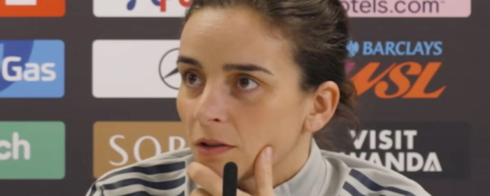 Técnica do Arsenal projeta final do Mundial e elogia jogadora do Corinthians