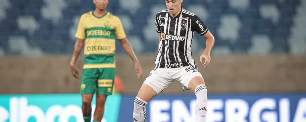 Time da Série B anuncia acordo por meio-campista do Atlético