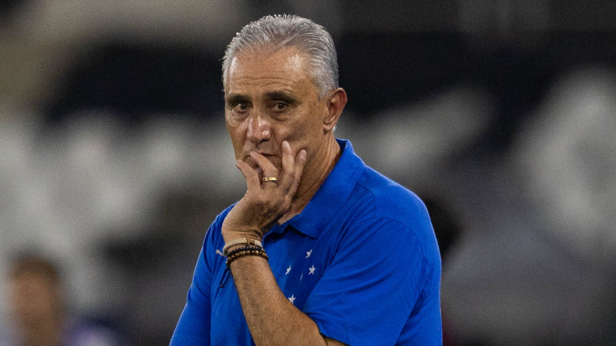 Tite, técnico do Cruzeiro, no gramado do Nilton Santos (foto: Thais Magalhães/Cruzeiro)