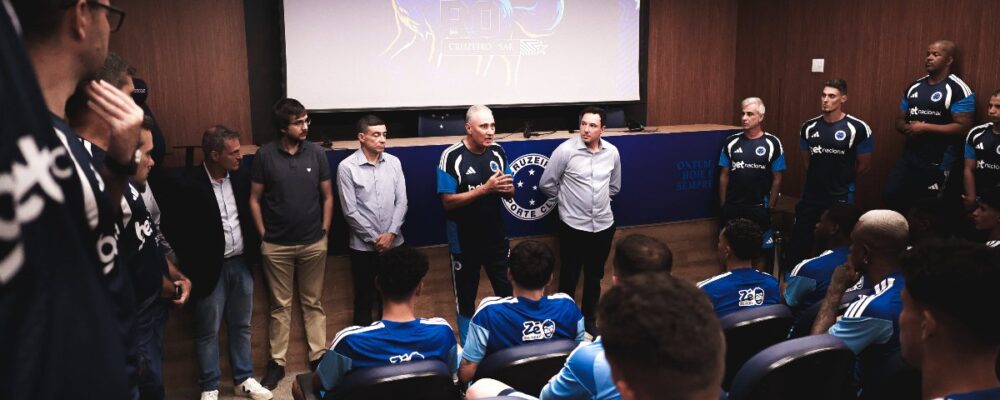 Tite faz reunião com elenco do Cruzeiro em primeiro dia de trabalho na Toca