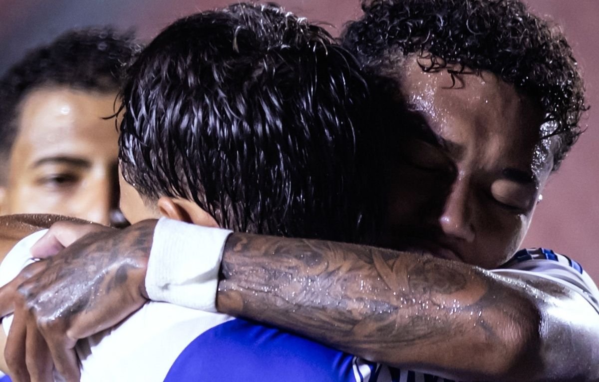 Japa é abraçado após balançar as redes (foto: Gustavo Aleixo/Cruzeiro)