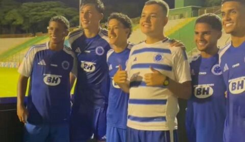 Torcedor recebe carinho e camisa do Cruzeiro após estreia na Copinha