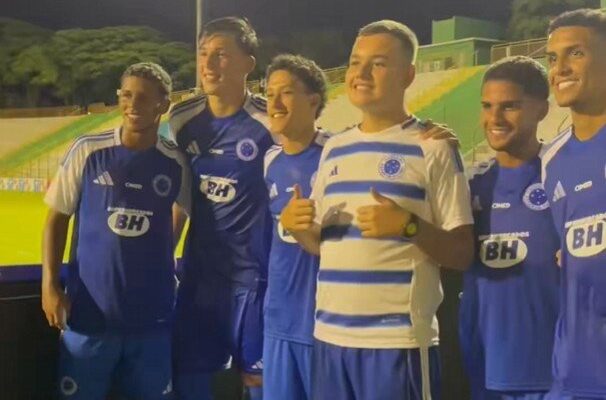 Torcedor recebe carinho e camisa do Cruzeiro após estreia na Copinha