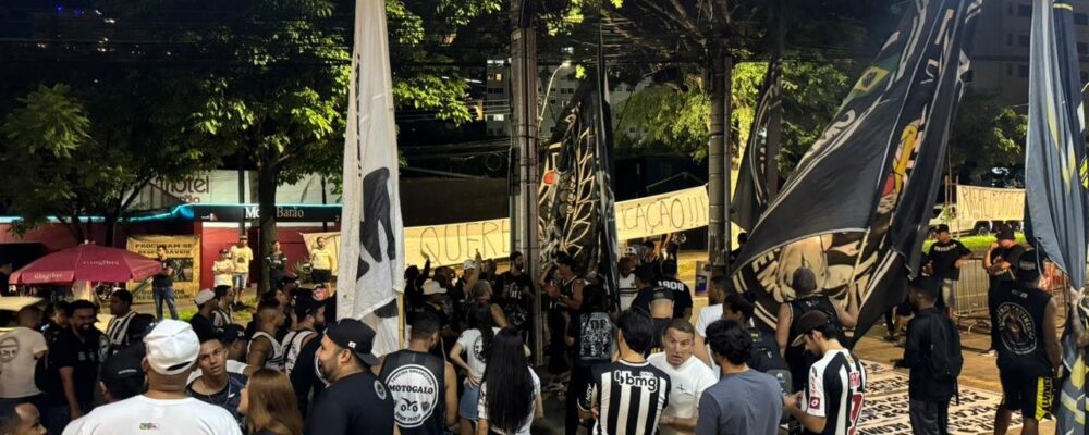 Torcedores do Atlético cobram gestores da SAF em protesto: ‘Devolve meu Galo’