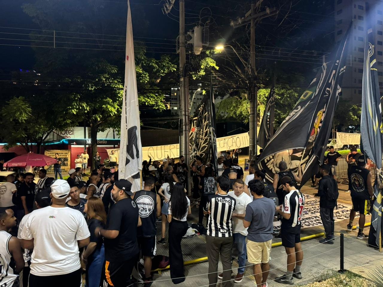 Torcedores do Atlético se reuniram no Bairro Estoril, em Belo Horizonte, para protestar contra SAF (foto: Reprodução/Hugo Mendes)