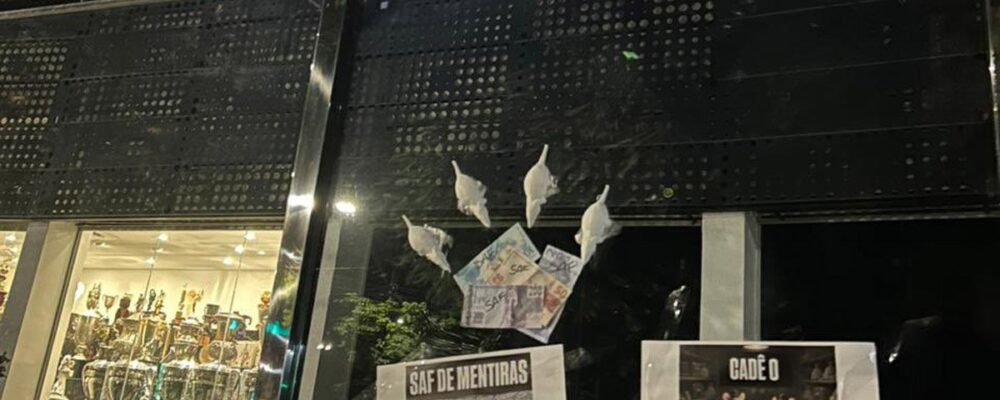 Torcedores do Atlético estendem faixas em protesto contra SAF e dirigente