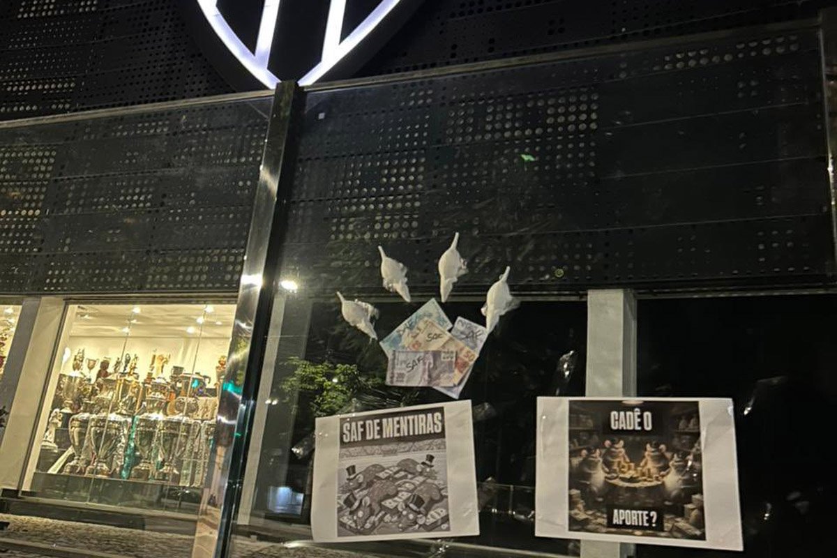 Cartazes em protesto contra a SAF do Atlético foram fixadas na sede do clube (foto: Reprodução)