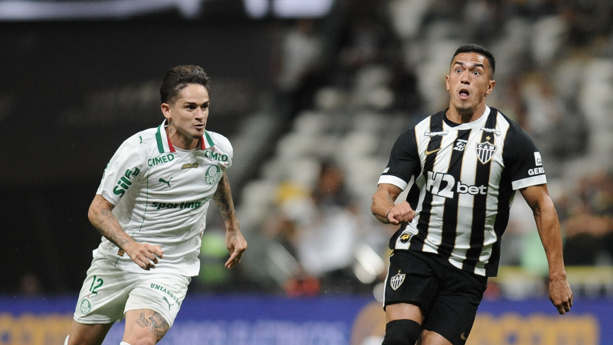 Khellven e Cuello disputam bola em Atlético x Palmeiras pelo Campeonato Brasileiro (foto: Alexandre Guzanshe/EM/D.A. Press - 28/1/2026)