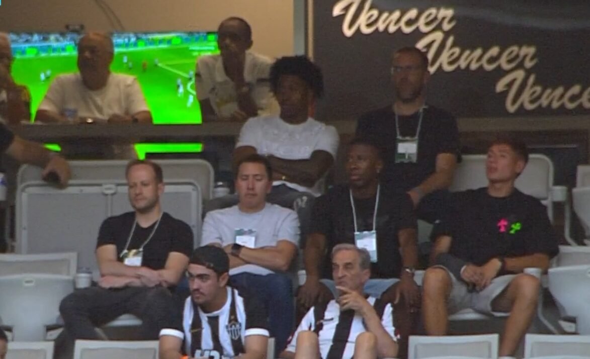 Ángelo Preciado e Alan Minda, dois dos reforços do Atlético, em jogo na Arena MRV (foto: Reprodução/Premiere)