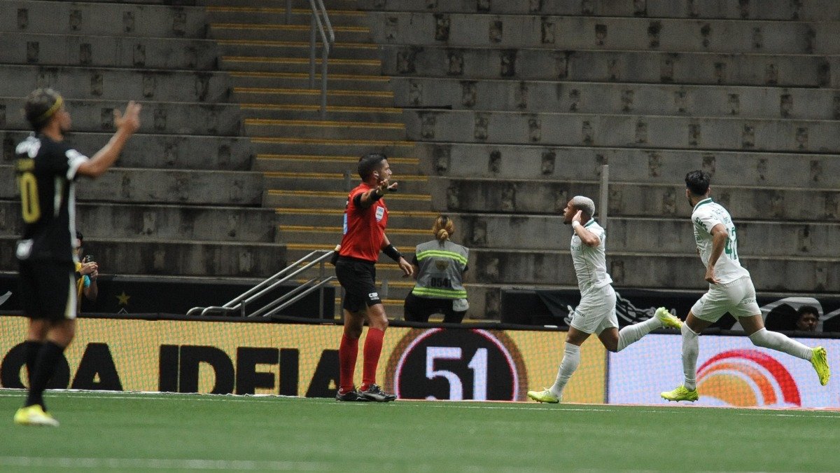 Vitor Roque comemora gol contra o Atlético na Arena MRV (foto: Alexandre Guzanshe/EM/DA.Press)