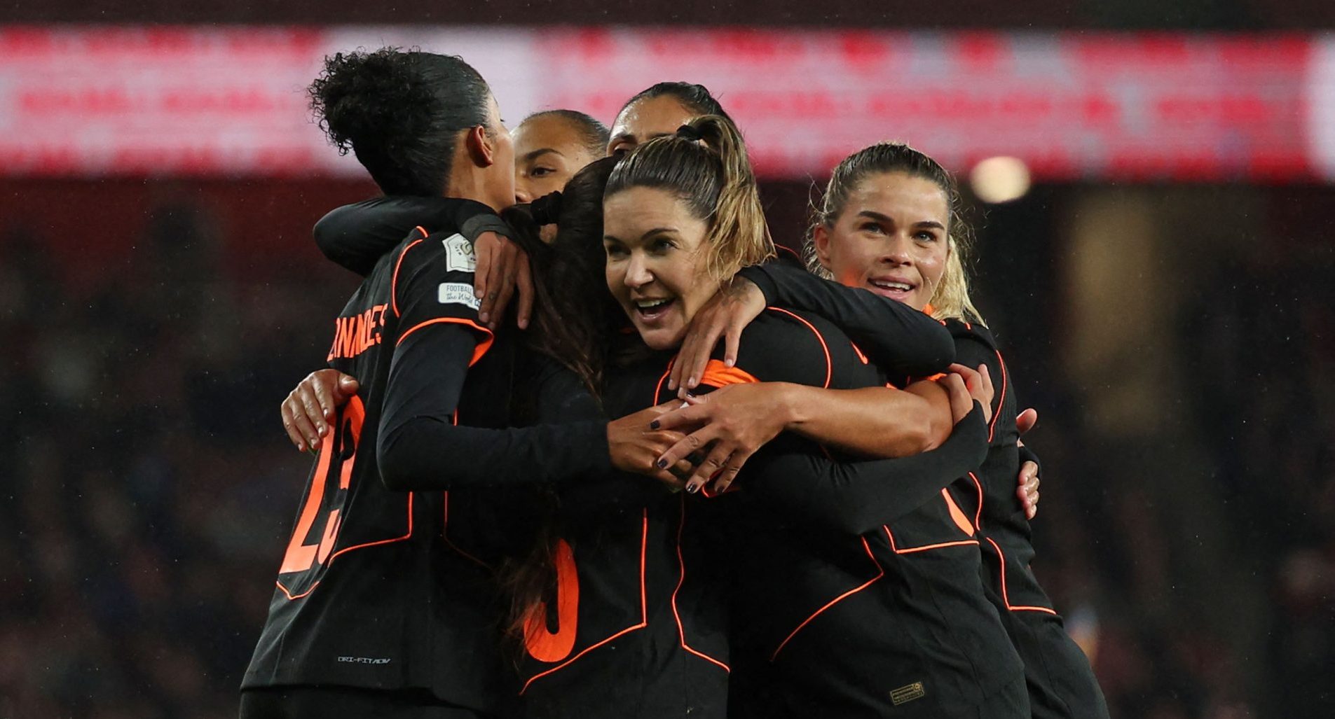 Jogadoras do Corinthians comemoram gol contra o Arsenal - (foto: Adrian Dennis/AFP)