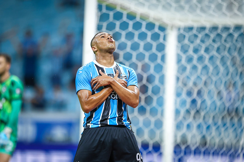 Carlos Vinícius comemora gol do Grêmio - (foto: Carlos Uebel/Grêmio)
