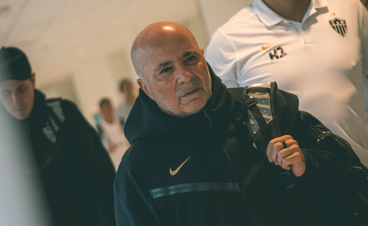 Jorge Sampaoli, técnico do Atlético, durante viagem a Atibaia - (foto: Pedro Souza/Atlético)