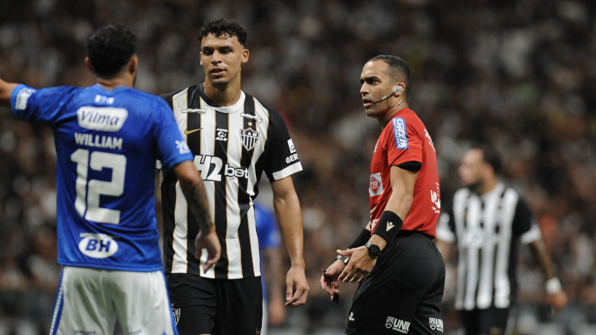 Davi de Oliveira Lacerda apitou o primeiro clássico da temporada entre Atlético e Cruzeiro - (foto: Alexandre Guzanshe/EM/D.A. Press)