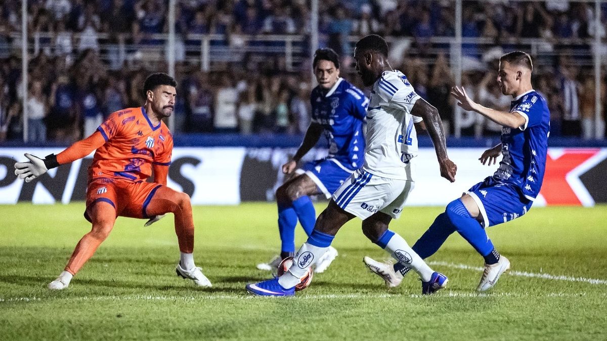 Lance de URT x Cruzeiro - (foto: Gustavo Aleixo/Cruzeiro)