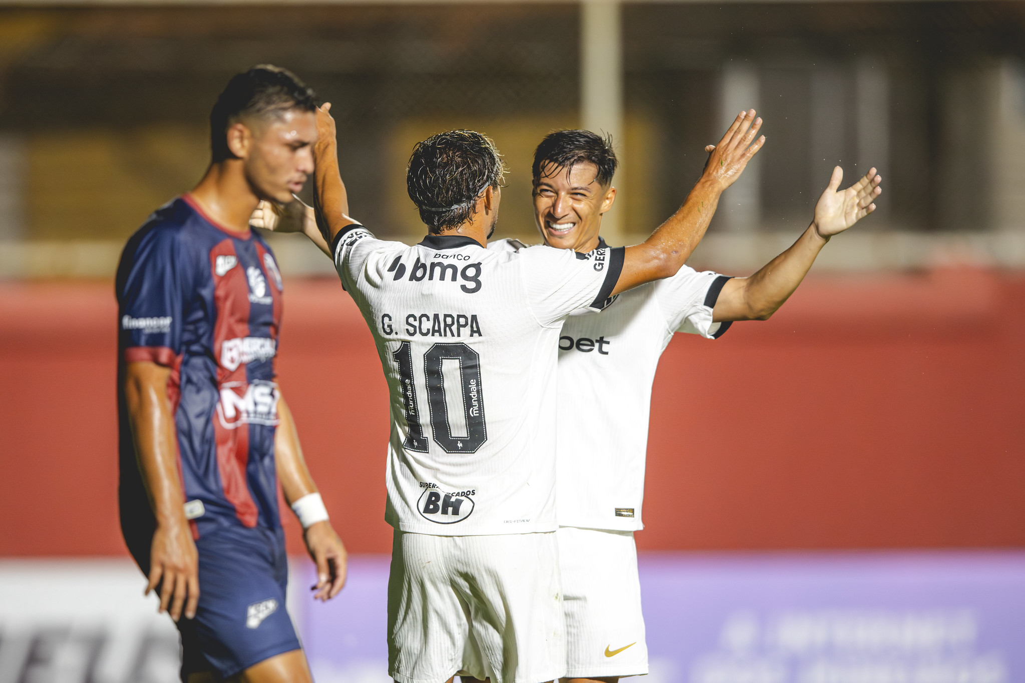 Gustavo Scarpa e Alan Franco comemoram gol do Atlético sobre o Itabirito - (foto: Pedro Souza/Atlético)