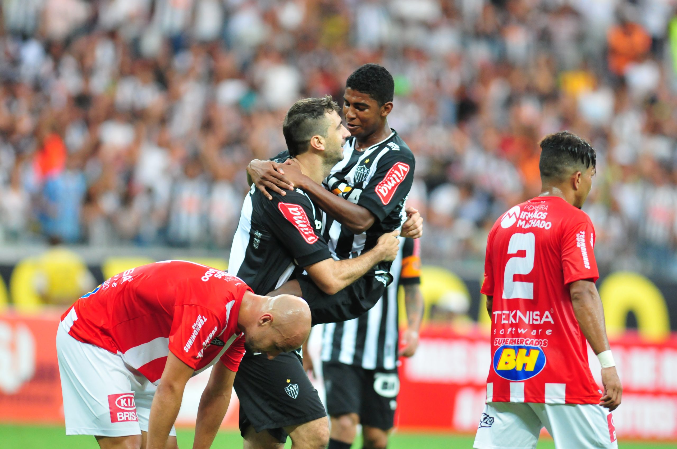 Jogadores do Atlético comemoram gol sobre o Villa Nova - (foto: Alexandre Guzanshe/EM/D.A Press)