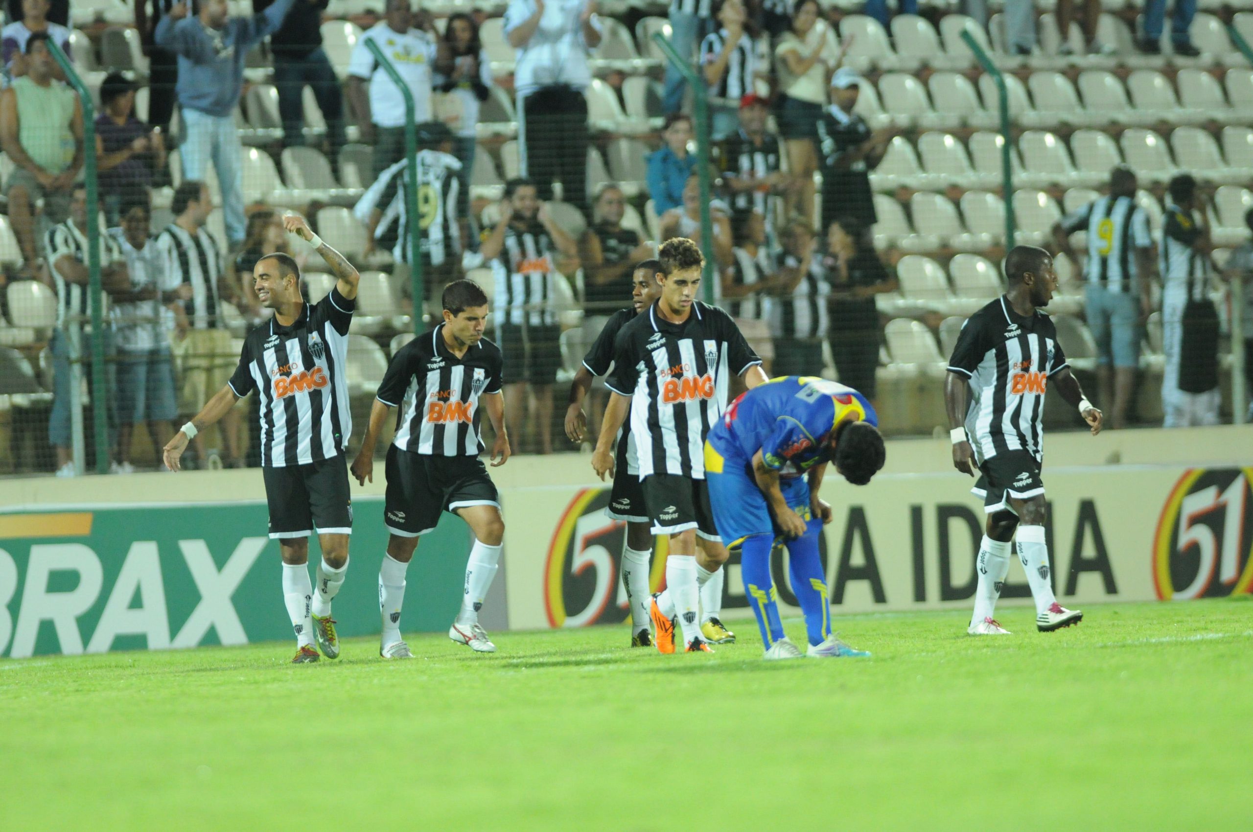 Jogadores do Atlético comemoram gol sobre o IAPE-MA - (foto: Jorge Gontijo/EM/D.A. Press)