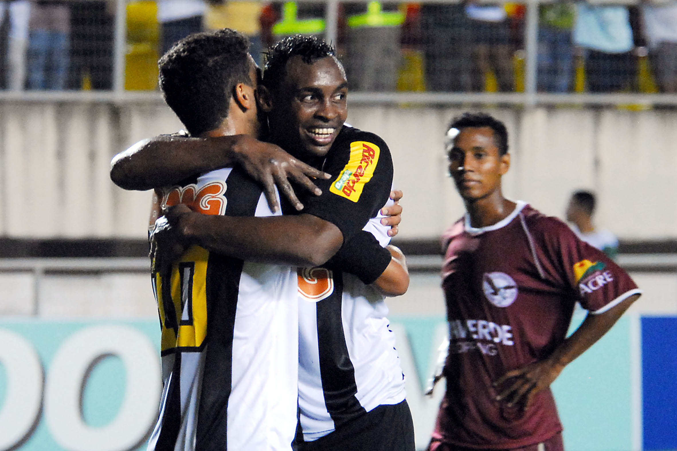 Jogadores do Atlético comemoram gol sobre o Juventus-AC - (foto: Luciano Pontes/Futura Press)