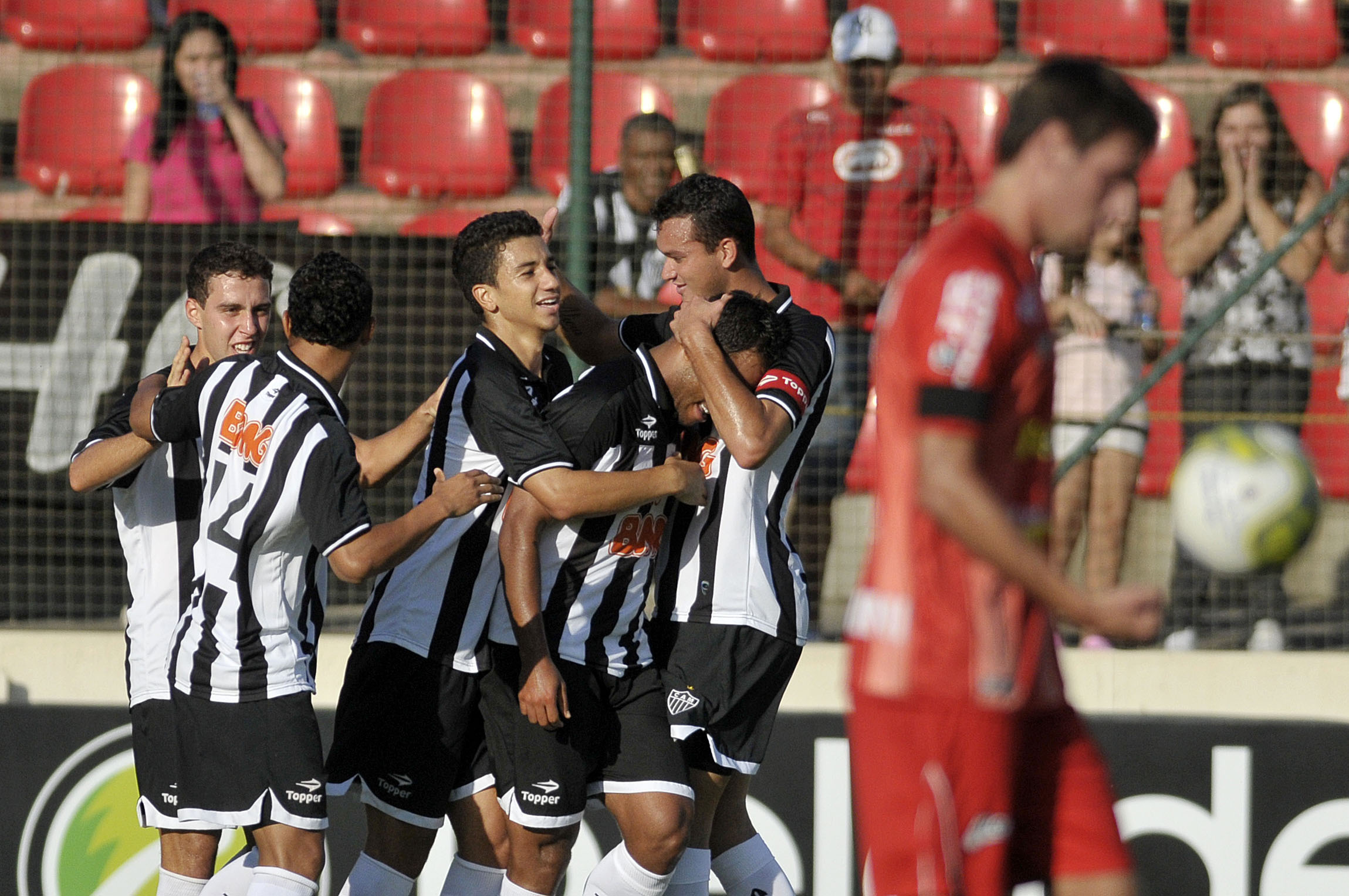 Jogadores do Atlético comemoram gol sobre o América-TO - (foto: Pedro Vilela/AE)