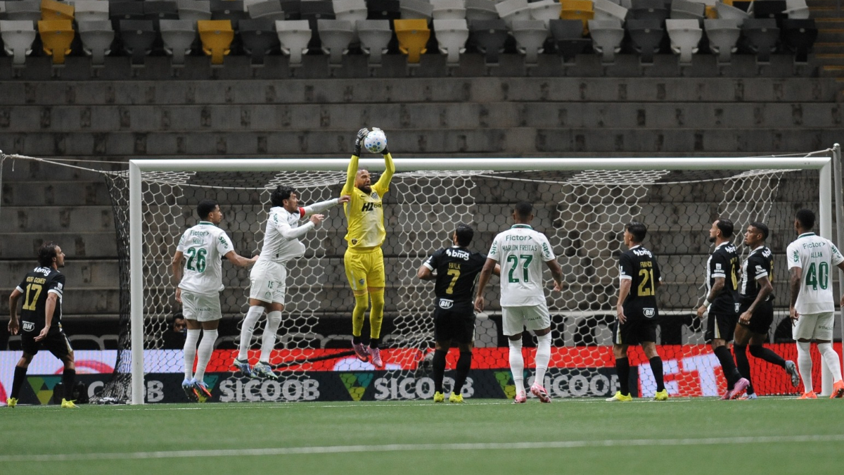 Everson agarra bola na grande área durante empate entre Atlético e Palmeiras - (foto: Alexandre Guzanshe/EM/DA.Press)