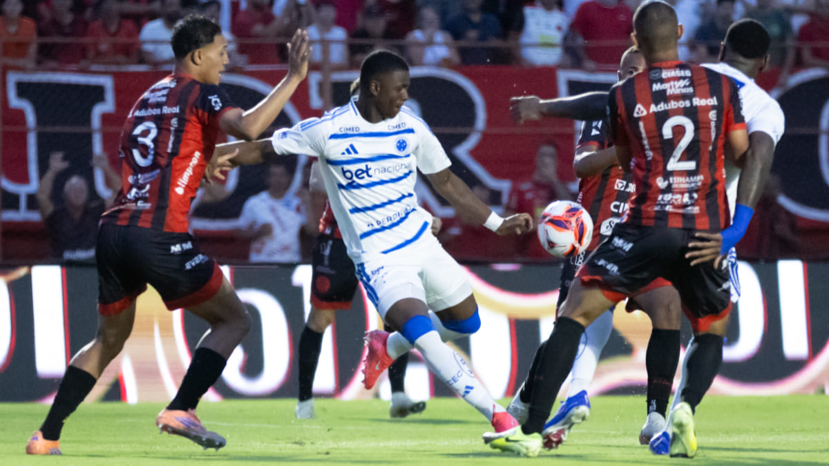 Néiser Villarreal atuou como titular na vitória do Cruzeiro por 2 a 1 sobre o Pouso Alegre, pela ida da semifinal do Mineiro - (foto: Gustavo Aleixo/Cruzeiro)