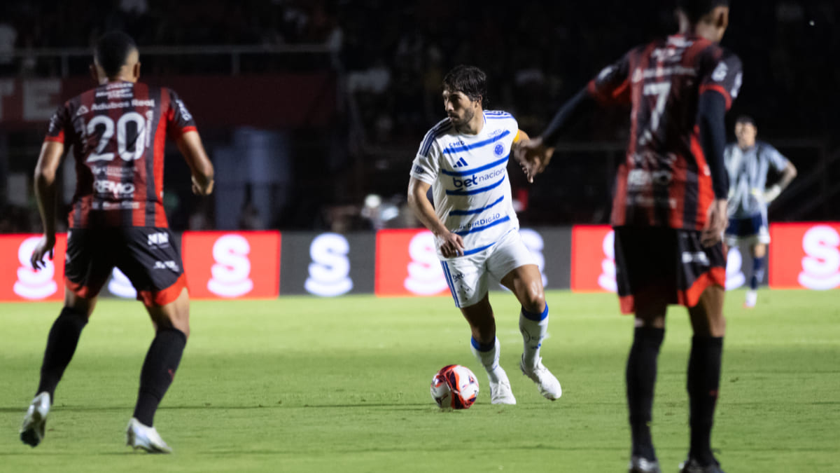 Lucas Silva marcou o primeiro gol do Cruzeiro na vitória por 2 a 1 sobre o Pouso Alegre, pela ida da semifinal do Mineiro - (foto: Gustavo Aleixo/Cruzeiro) Lucas Silva marcou o primeiro gol do Cruzeiro na vitória por 2 a 1 sobre o Pouso Alegre, pela ida da semifinal do Mineiro - (foto: Gustavo Aleixo/Cruzeiro)
