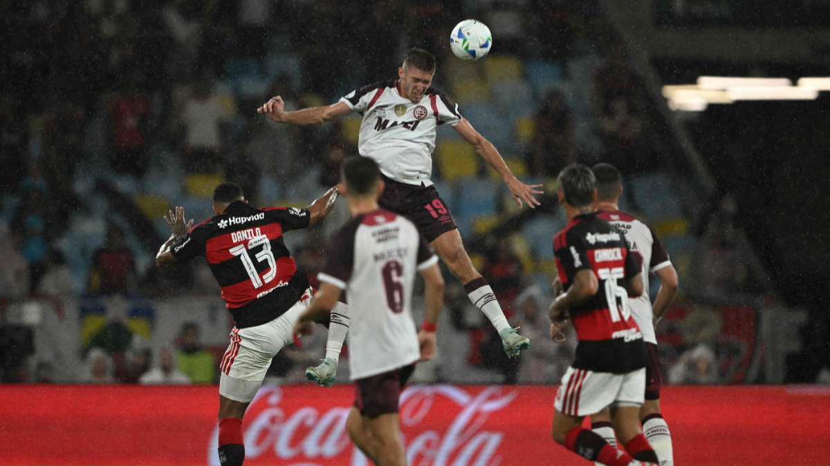 Lance do jogo entre Lanús e Flamengo no Maracanã - (foto: MAURO PIMENTEL/AFP)