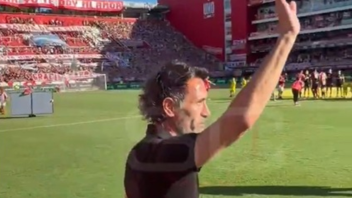 Domínguez foi ovacionado por torcedores do Estudiantes (foto: Reprodução)