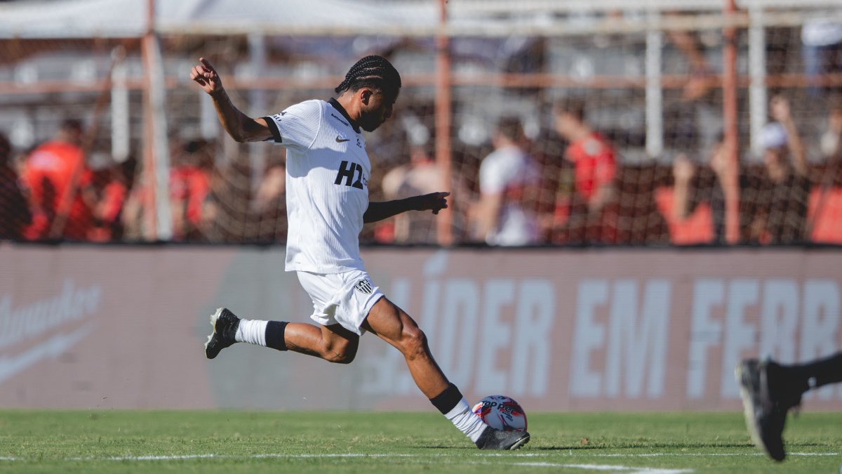 Alexsander em campo pelo Atlético contra o Pouso Alegre (foto: Pedro Souza/Atlético)