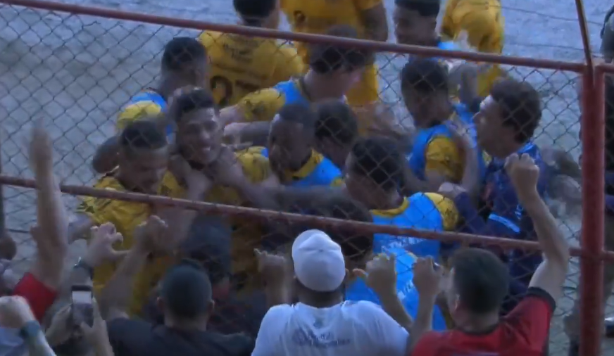 Jogadores e torcedores do Pouso Alegre celebram gol contra Atlético (foto: Reprodução/TV Globo)