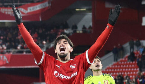 Alvo do Atlético se desentende com técnico e pode ficar fora de jogo, diz rádio argentina