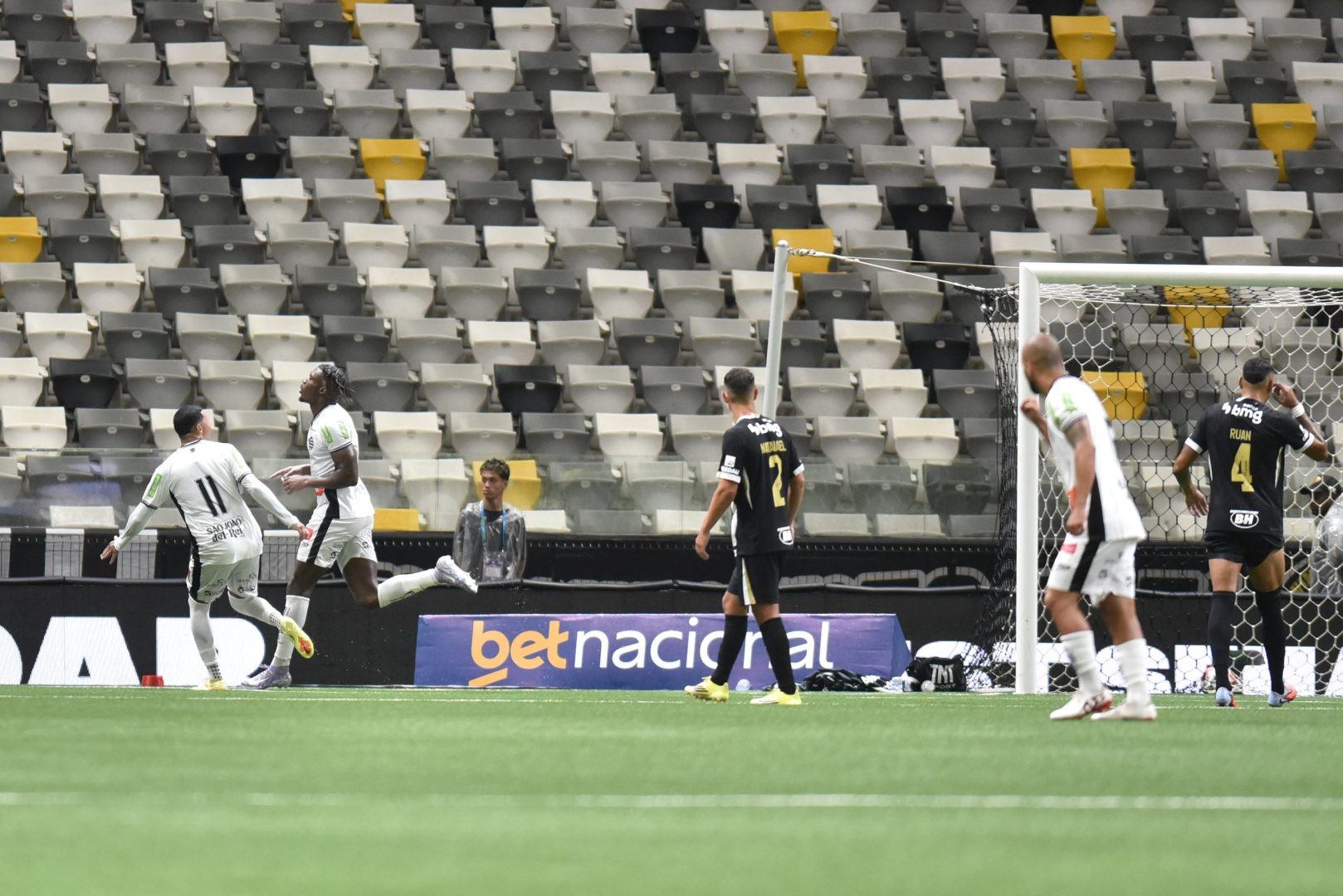 Ronaldo Tavares comemora gol de pênalti pelo Athletic diante do Atlético na Arena MRV (foto: Ramon Lisboa/EM/D.A. Press)